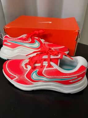 Nike cosmic runner Bright crimson & dusty cactus.